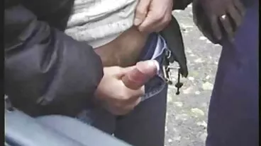 Gangsters chụp ảnh trong khi gangbang một 18 năm tuổi phim xet vo ban teen!