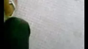 Cô gái se xet lau xanh riempie