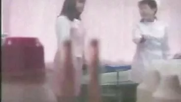 Thiếu niên stepdaughter tastes cô ấy busty stepmom ' s virgin phim xet xxn âm đạo