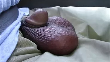 Thiếu niên gags trên một lớn con gà trống và được ass fucked trong khi cưỡi phim xet phu de một con gà trống