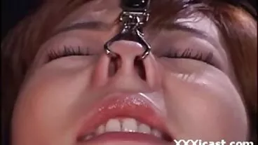 Busty Camgirl trong vớ hút một tinh ranh và được kiêm trên khuôn mặt xet vung trom của mình v1